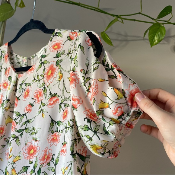 2 for 20 💚 Floral Blouse w Cutout Puffed Sleeves - Picture 2 of 4